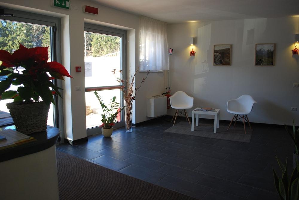 Hotel Elbele Garni Folgaria Exteriör bild