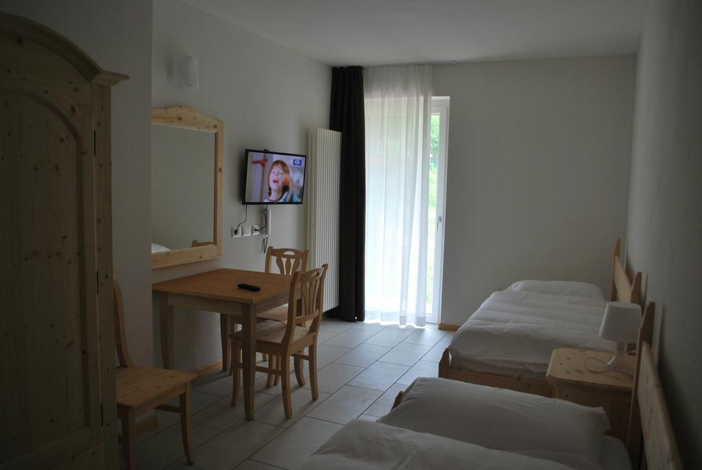 Hotel Elbele Garni Folgaria Rum bild