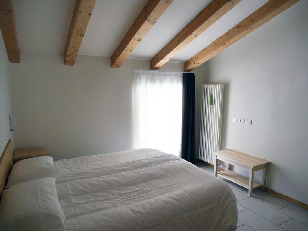Hotel Elbele Garni Folgaria Rum bild