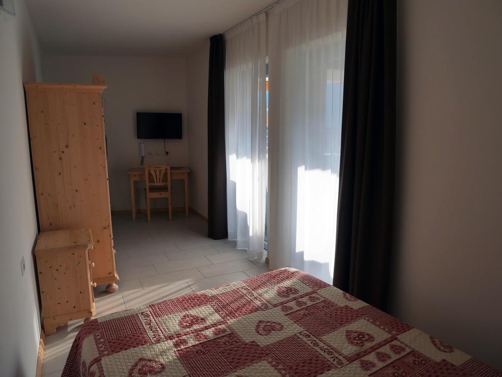 Hotel Elbele Garni Folgaria Exteriör bild