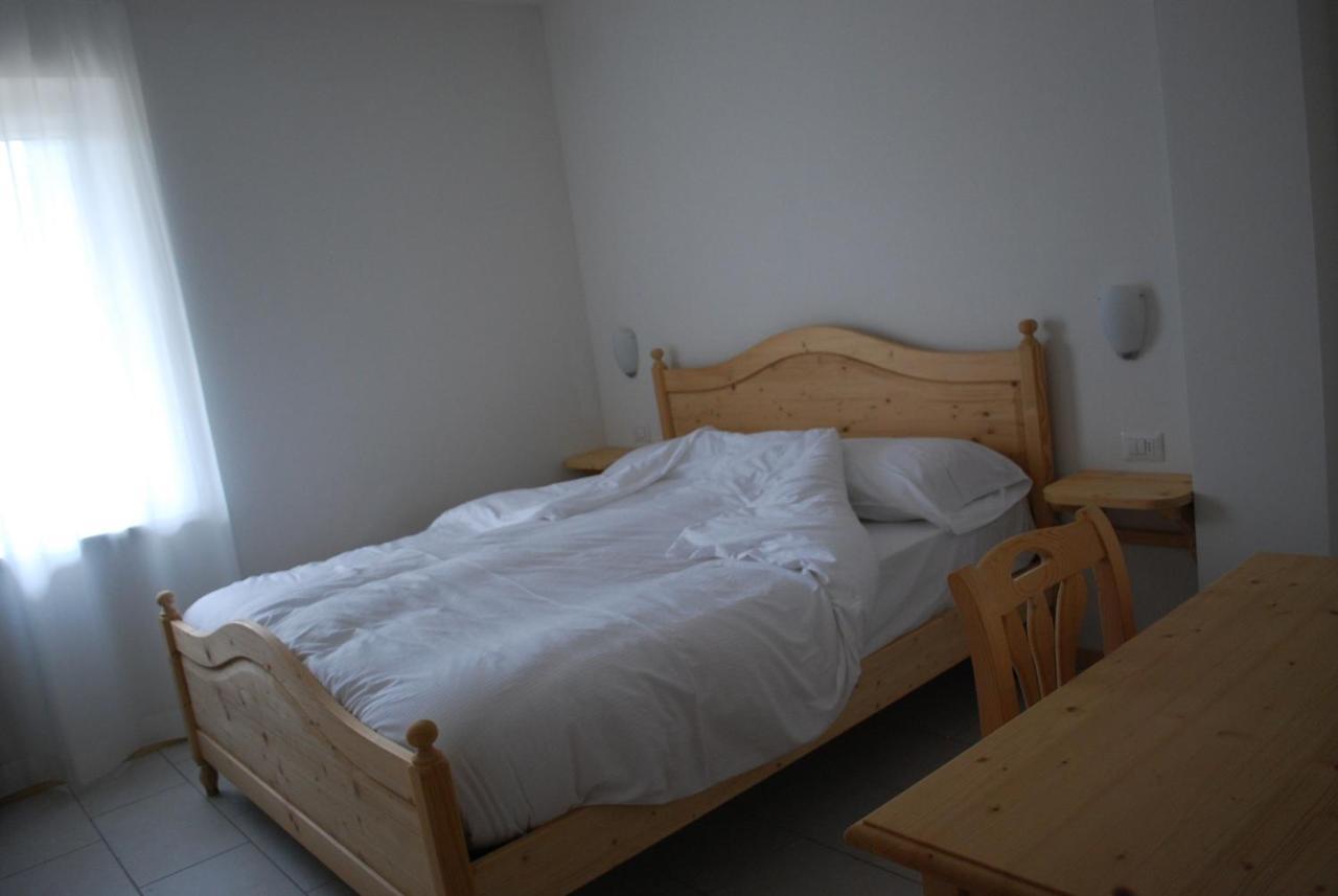 Hotel Elbele Garni Folgaria Rum bild