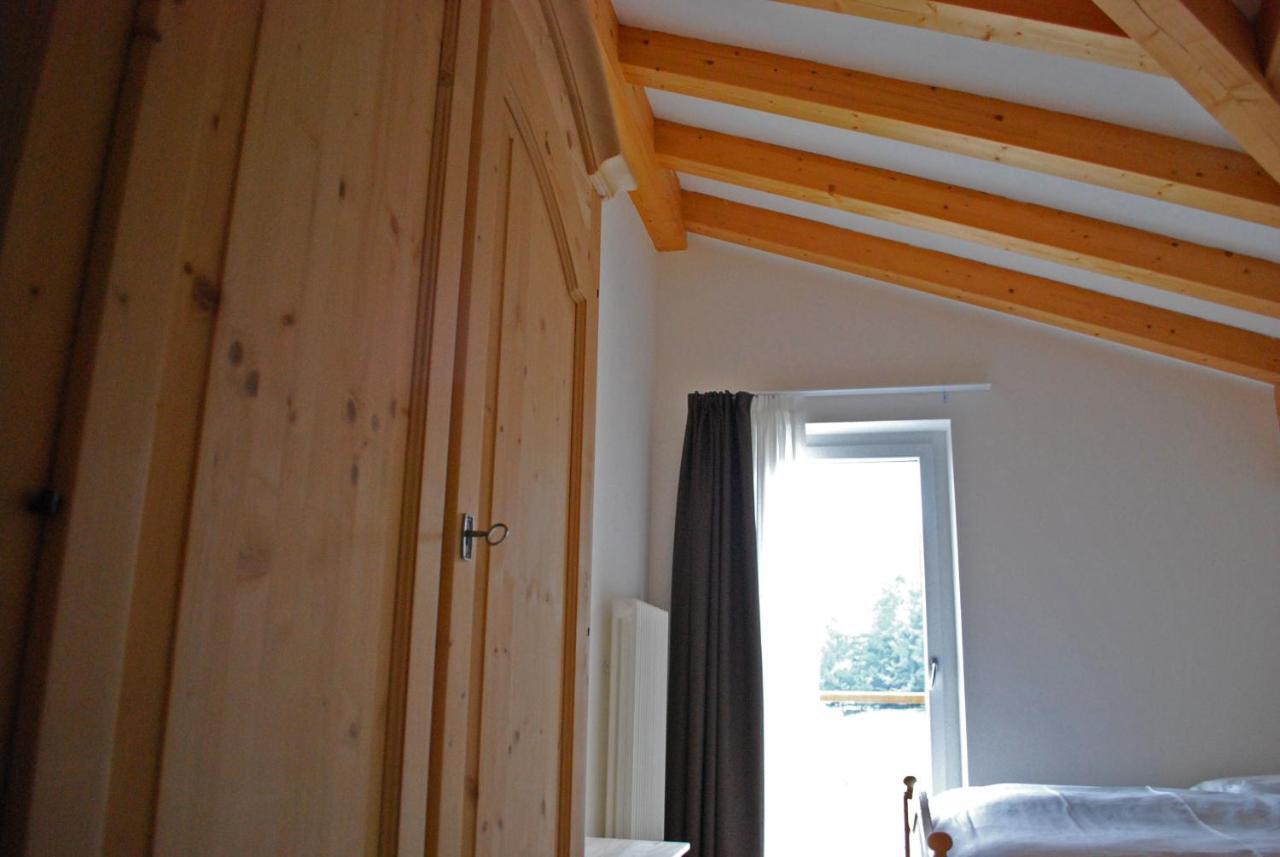 Hotel Elbele Garni Folgaria Rum bild