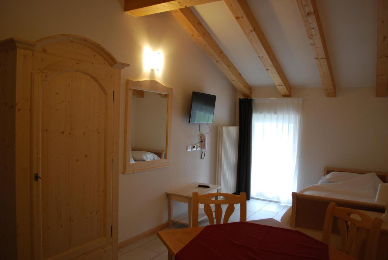 Hotel Elbele Garni Folgaria Rum bild